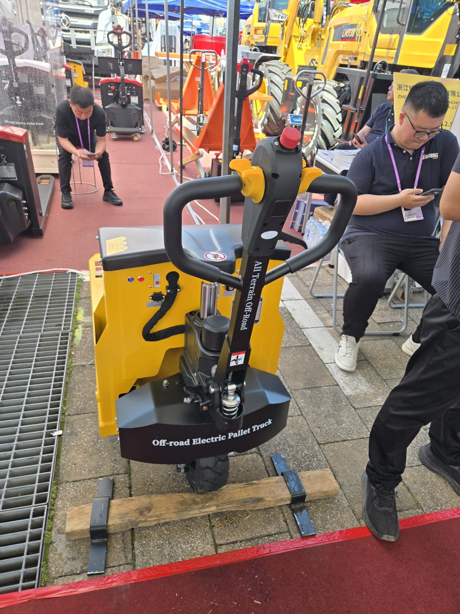 MacSamuel with an exhibitor at a Canton Fair booth